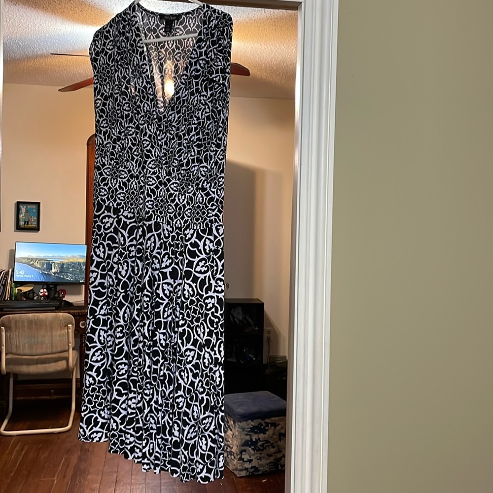 Short sleeve dress.